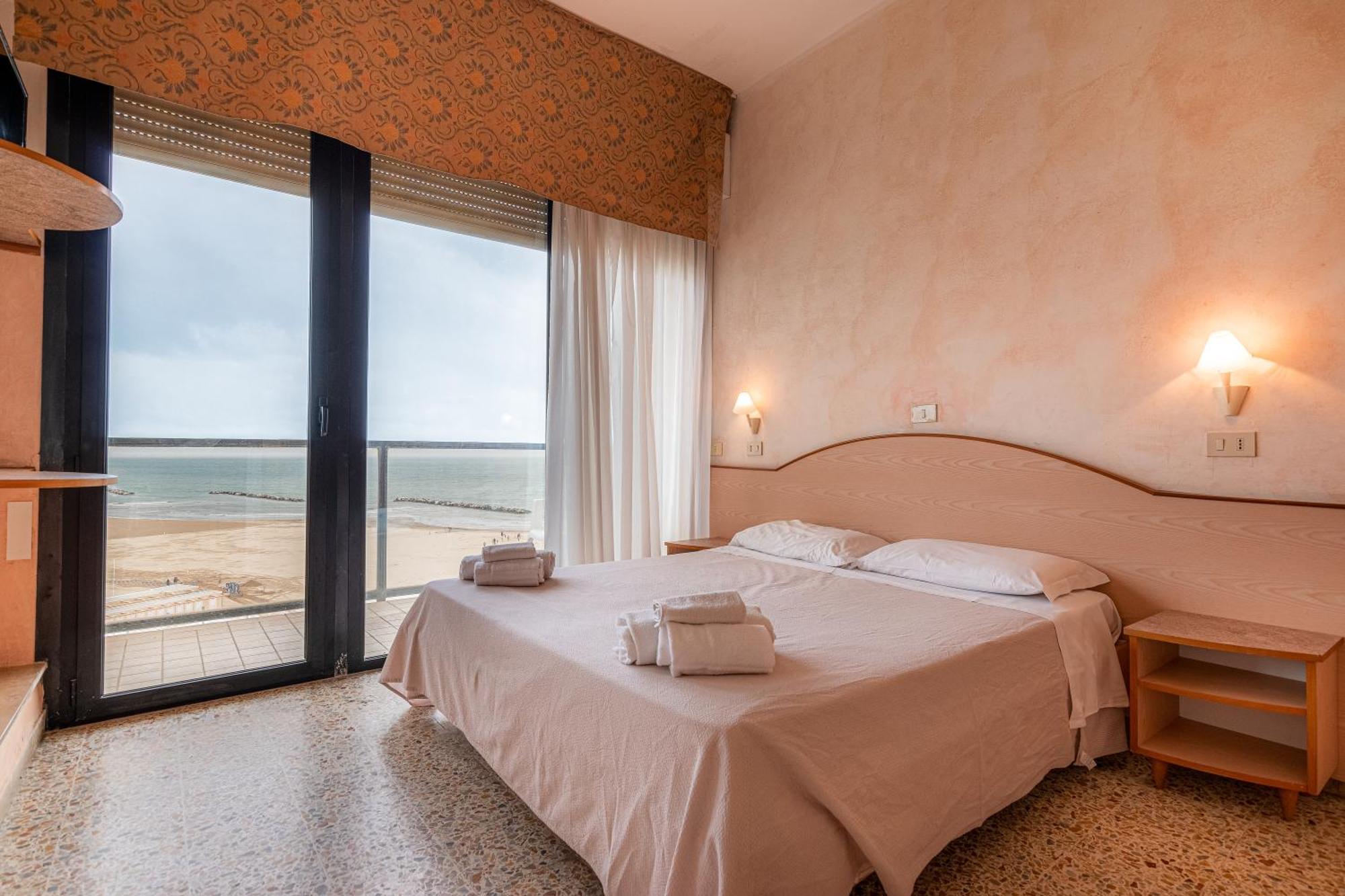 Hotel Crown Rimini Exterior foto